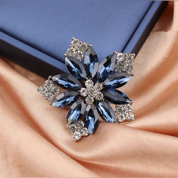 Floral Retro Rhinestone Encrusted Brooch Modern New Gorgeous - Picture 4 of 7